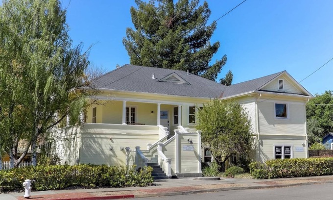 Cloverdale House | Historical Cozy Home Walking Distance to Downtown!