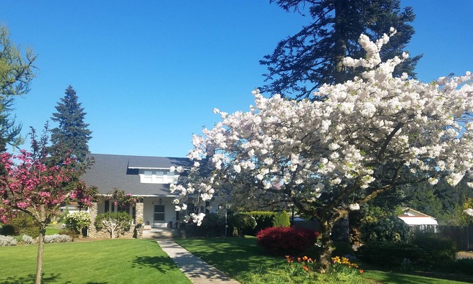 Washougal House | Historical Farmhouse With Game Room and Hot Tub