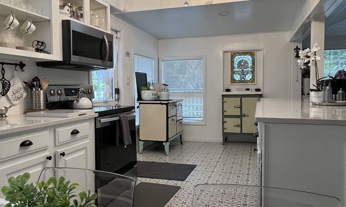 Fort Pierce House | Historical Hidden Gem is located a few minutes from Downtown & the Beaches.
