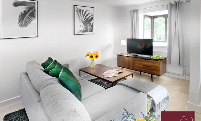 Hitchin Apartment | Hitchin - 2 Bedroom Coach House - With Parking