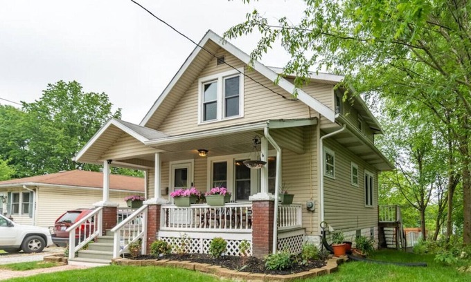 Akron House | Hite Street 3 Bedroom Home with Fireplace sleeps 8
