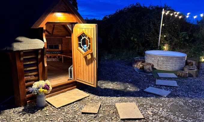 Dwyran Cabin | Hobbit Haven Hot Tub and Countryside Bliss
