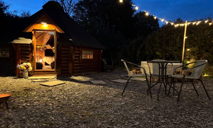 Dwyran Cabin | Hobbit Haven Hot Tub and Countryside Bliss