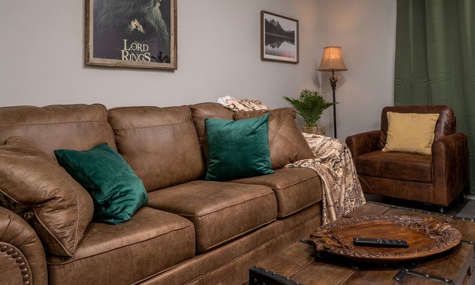 Oakwood House | Hobbiton Charm 2 BR Townhouse with LOTR inspired theme.