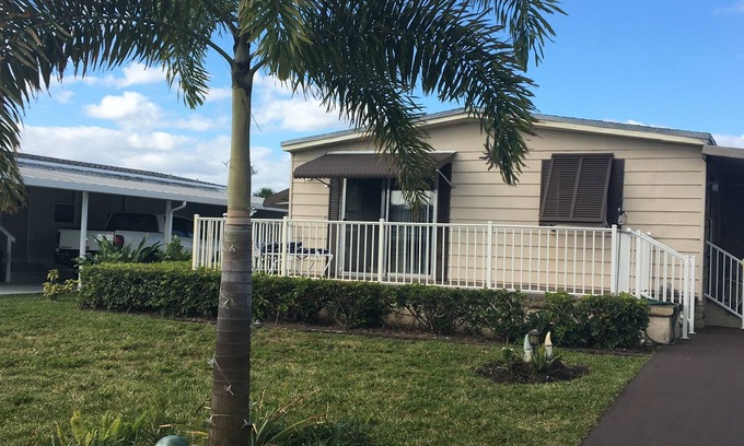 Hobe Sound House | Hobe Sound minutes to Jupiter and Port St Lucie, Beaches and Golf.