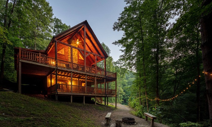 South Bloomingville Cabin | Hocking Hills Paradise! ๐ฟ Hot Tub ~ Near Caves ~ WiFi ~ Serene, Secluded ๐ฟ