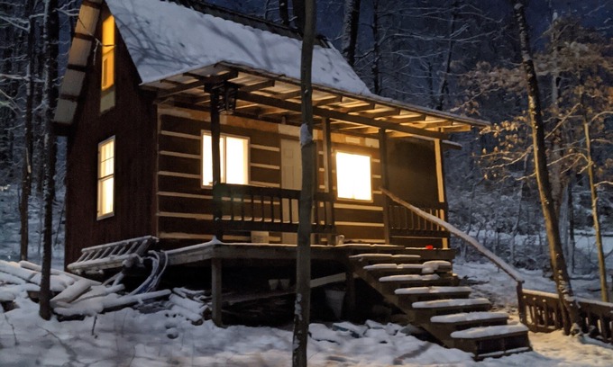 McArthur Cabin | Hocking Hills,Cozy Secluded Cabin,Minutes to Caves/WiFi/Pet Friendly!