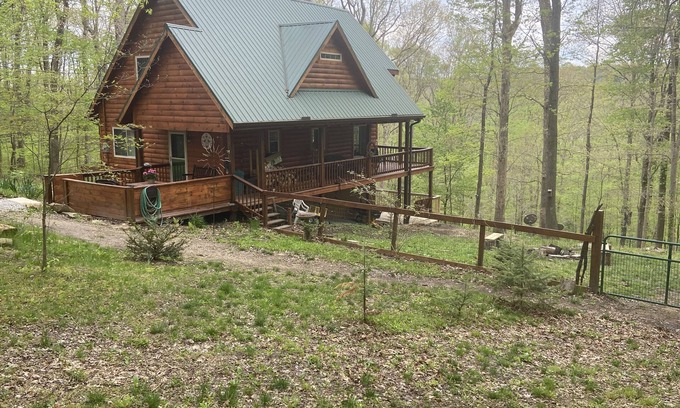Rockbridge Cabin | Hocking Hills Family Friendly Log Cabin with Lake access, Canoe & Hiking Trail