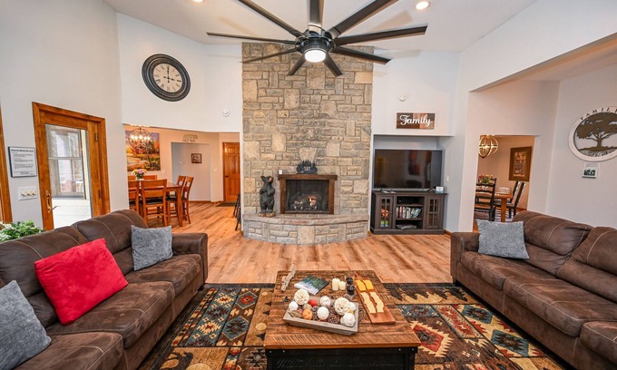 Rockbridge House | Hocking Hills Luxury-Mins to the caves & trails. HotTub. FirePit. Gameroom WiFi
