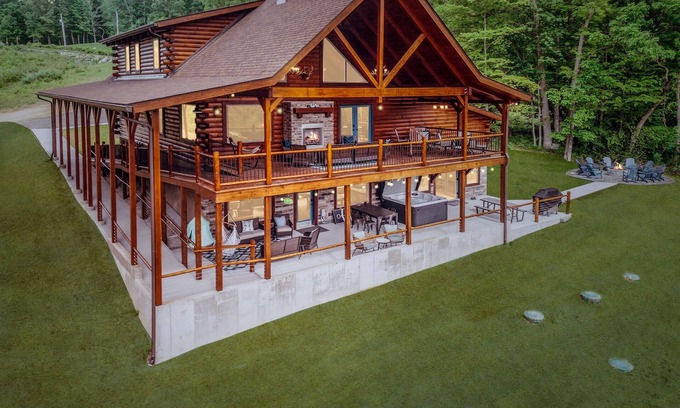 McArthur Cabin | Hocking Hills: Pool! Game Room! Trails! Sleeps 20!