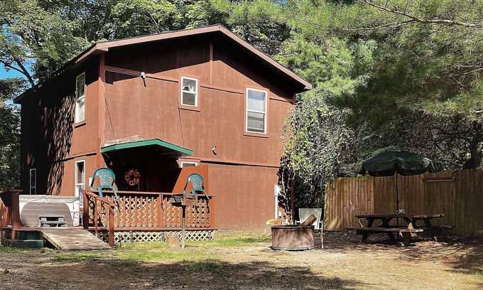 New Plymouth Cabin | Hocking Hills Serenity Chalet with Hot tub!