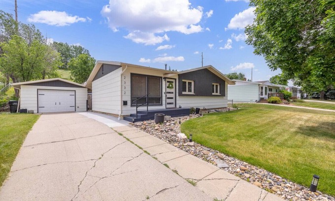 Rapid City House | Hoefer House:Firepit, BBQ Grill