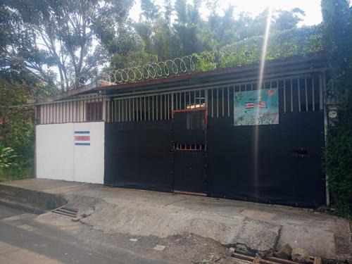 Alajuela House | Hogar tico-estadounidense cerca de aeropuerto