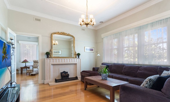 Flora Hill House | HogmortHomes 4BR 2km CBD Family & Pet Friendly