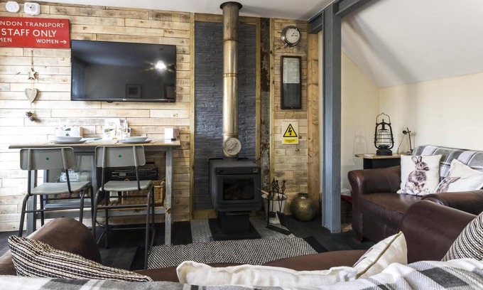 Llanteg House | Holey Moley Lodge - 2 Bedroom - Llanteg - Pembrokeshire