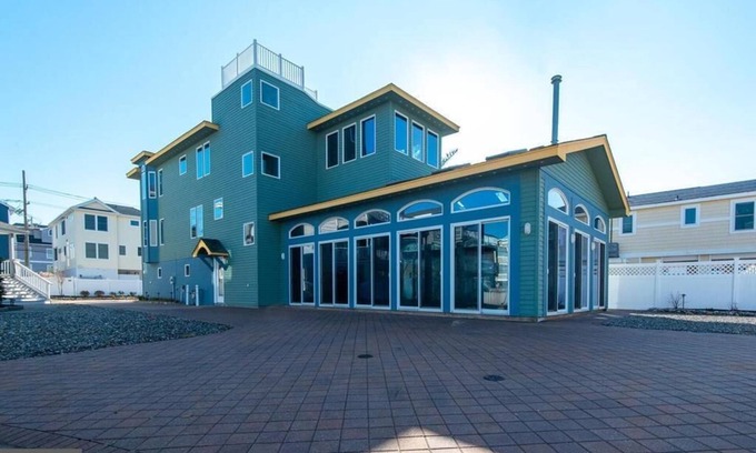 Holgate House | Holgate. 4 bedroom, 3.5 bath. Near beach with an indoor pool. Spectacular.