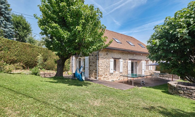 Saint-Martin-de-la-Cluze House | Holiday Home 'Jolie Maison' with Mountain View, Private Terrace and Wi-Fi