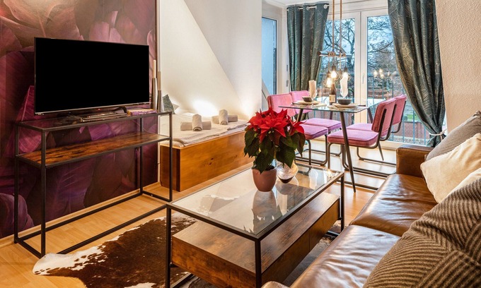 Bruhl-Beurbarung Apartment | Holiday Apartment 'Schickes An Der Uniklinik' with Wi-Fi