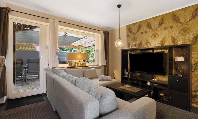 Burg Apartment | Holiday Apartment 'Kompass Oase' with Private Terrace, Private Garden and Wi-Fi