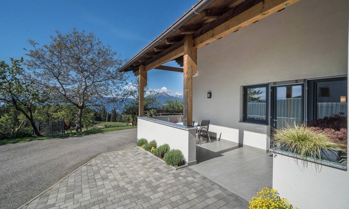Verano Apartment | Holiday Apartement "Rotsteinhof Morgentau" with Balcony & Wi-Fi