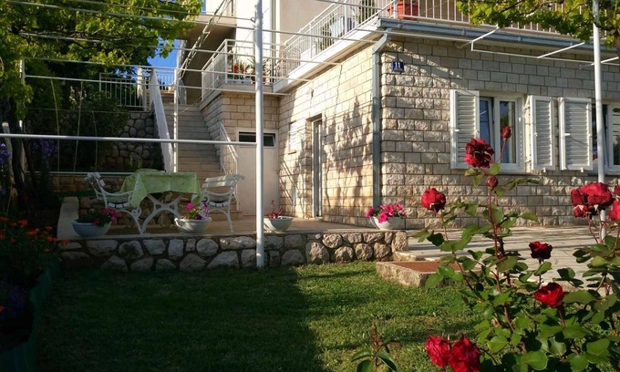 Sibinj Krmpotski Apartment | Holiday apartment with terrace and 150 m from the sea