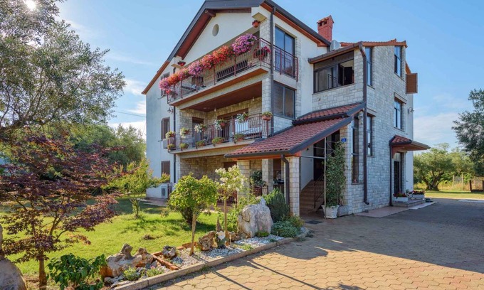 Zambratija Apartment | Holiday apartment with a balcony by the sea