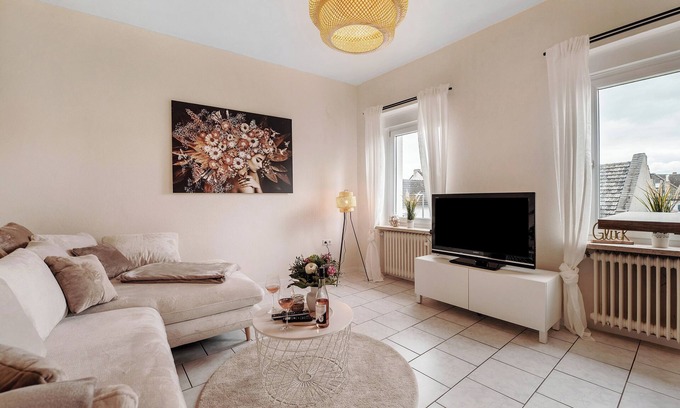 Johannisberg Apartment | Holiday Apartment 'Auszeit Am Schloss' with Shared Garden and Wi-Fi