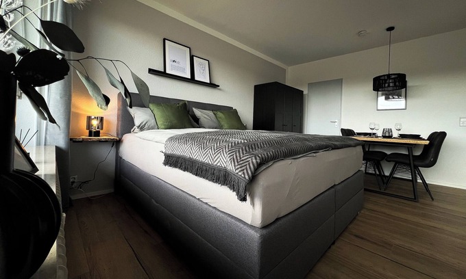 Schoenwald Apartment | Holiday Apartment "Black Forest Home" with Balcony & Wi-Fi