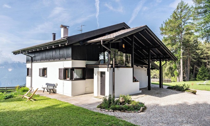 Meltina Apartment | Holiday Apartment "Chalet Marianna" with Mountain View, Shared Garden & Wi-Fi