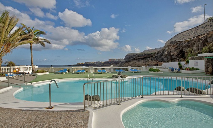 La Garita Apartment | Holiday Apartment Disfruta mi casa del mar by Beach with Shared Pool & Wi-Fi