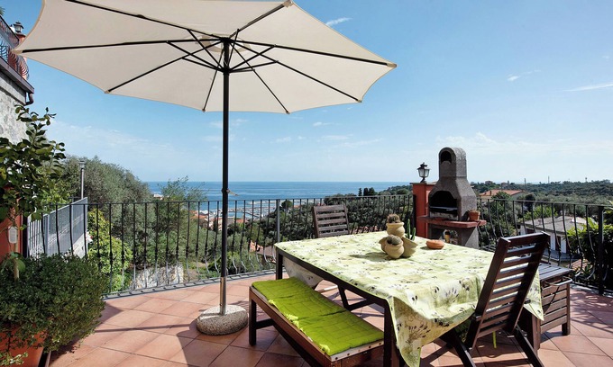 Varazze Apartment | Holiday Apartment "Esclusiva Terrazza Vista Porto" with Mountain View & Terrace