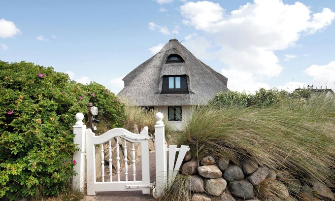 Rantum Apartment | Holiday Apartment 'Haus Lazy Dolphin No. 10' with Sea View and Wi-Fi