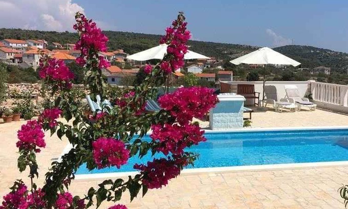 Dvornica Apartment | Holiday apartment with use of pool