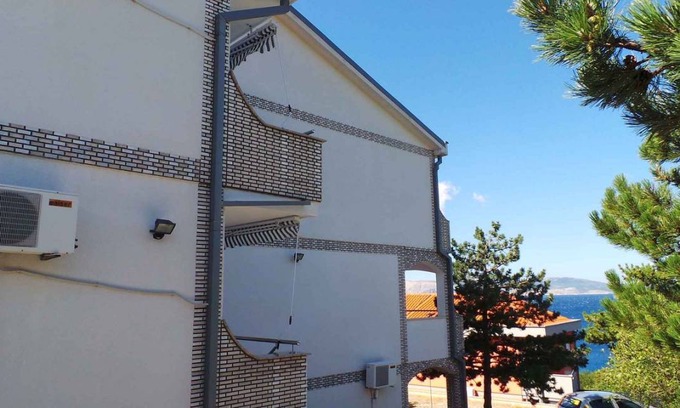Klenovica Apartment | Holiday apartment with balcony and sea view 150 m from the beach