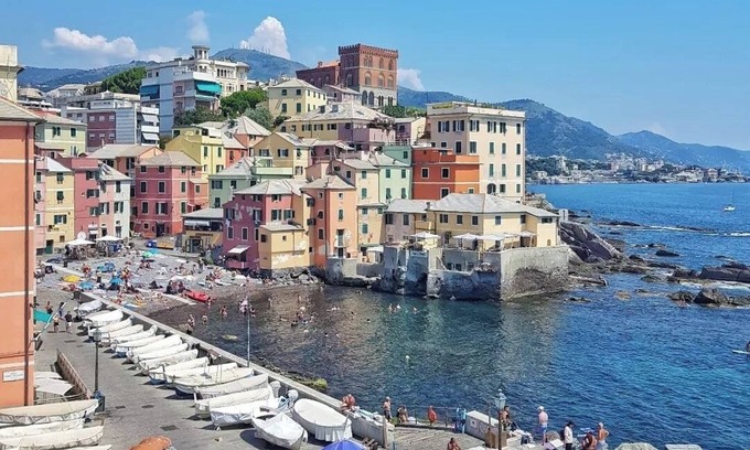 Boccadasse Apartment | Holiday Apartment "Il Ciliegio Di Miki" with Balcony, Shared Garden & Wi-Fi