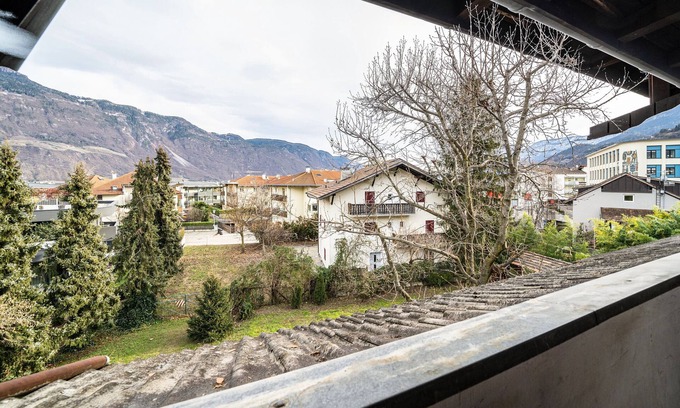 Lana Apartment | Holiday Apartment 'Jörg' with Mountain View, Shared Pool and Wi-Fi
