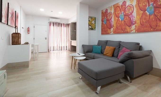 Los Tilos Apartment | Holiday Apartment 'Loft a 3 minutos Bus y Tren' with A/C & Wi-Fi