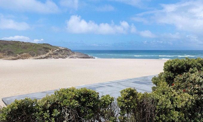 Praia das Macas Apartment | Holiday Apartment "Mar E Serra IIII" near Beach with Balcony & Wi-Fi