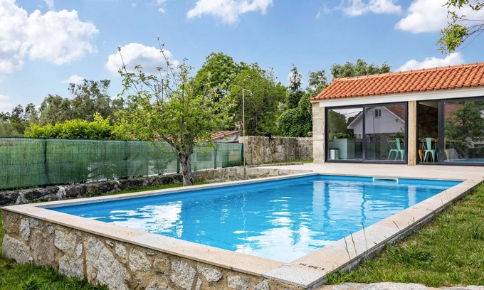 Cardielos Apartment | Holiday Apartment 'Casa do Mestre T2' with Mountain View, Pool and Wi-Fi