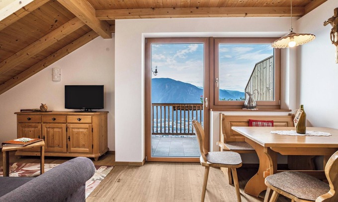 San Genesio Atesino Apartment | Holiday Apartment "Rosengarten - Wernerhof" with Mountain View, Wi-Fi, Balcony and Garden
