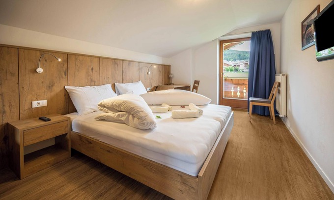 Maranza Apartment | Holiday Apartment "Residence Condor Schlern" with Mountain View, Sauna & Garden