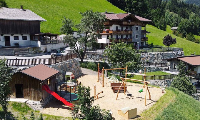 Emberg Apartment | Holiday apartment right on the ski slope with sauna, whirlpool and large garden