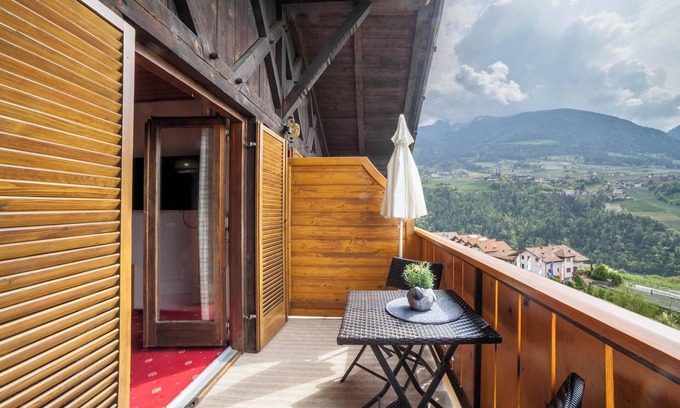 Caines Apartment | Holiday Apartment 'Sankt Corbinian 9' with Mountain View, Balcony, Shared Garden & Wi-Fi