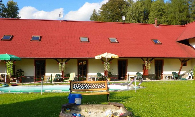 Desna Apartment | Holiday apartment with outdoor pool and WiFi