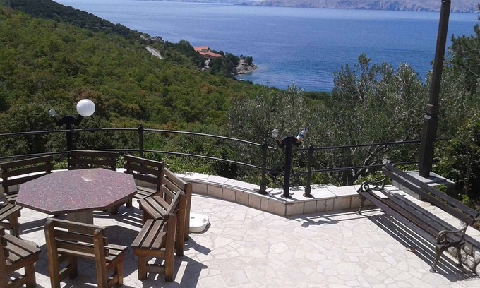 Sveti Juraj Apartment | Holiday apartment with boccia court