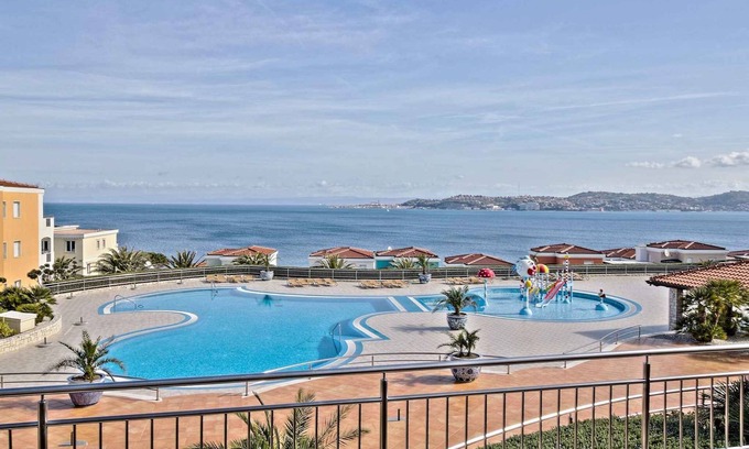 Crveni Vrh Apartment | Holiday apartment with outdoor pool and air conditioning
