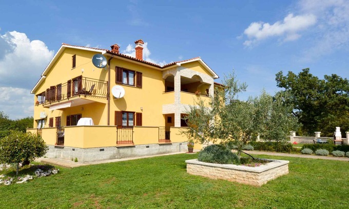 Sajini Apartment | Holiday apartment with air conditioning and mounting pool