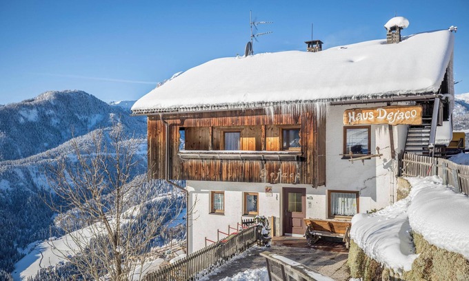 Giogo Piccolo Apartment | Holiday at Farmyard Rosshof - Holiday Apartment Primo Piano with Wi-Fi & Balcony
