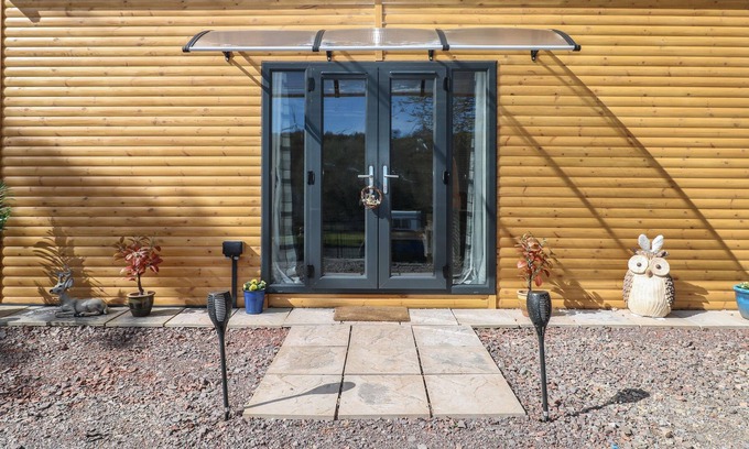 Blackwood Cottage | HOLIDAY CABIN, pet friendly, with a garden in Blackwood