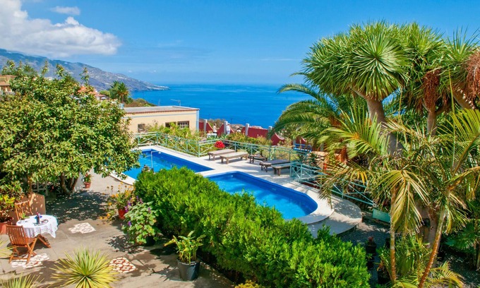 Brena Baja Cottage | Holiday cottage with shared pool in Breña Baja